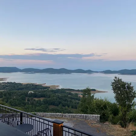 Cosy House, μια ανάσα πριν τη λίμνη 度假居